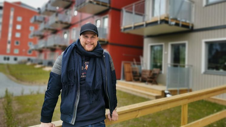 Johan Stenis framför sitt nya kloka boende i BoKlok Arboristen på Britsarvet, Falun.