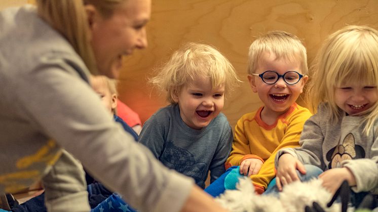 Kanvas frykter for fremtiden til ideelle barnehagestiftelser. Her er barn og ansatt i lek i Den blå appelsin Kanvas-barnehage.