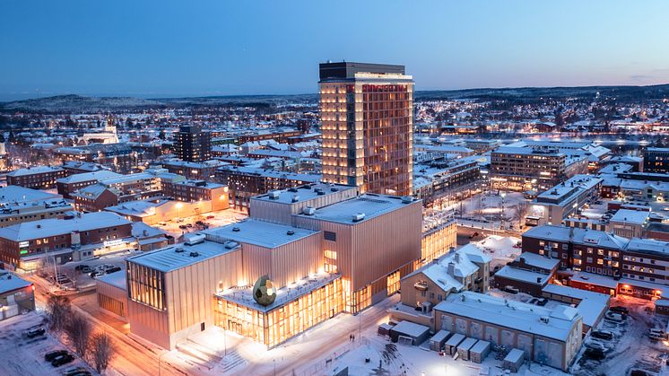 Bilden är ett fotomontage och proportionerna kan skilja sig något åt jämfört med verkligheten. Foto Solar Egg: Jean Baptiste Béranger. Foto Sara Kulturhus: Johan Wennerström