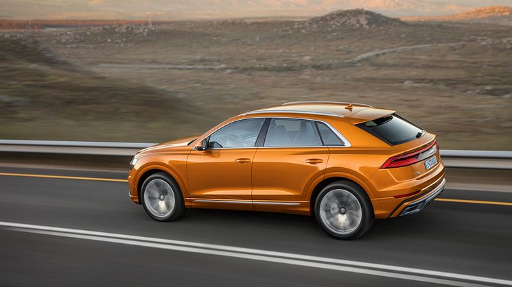 Audi Q8 (dragon orange) fra siden dynamisk