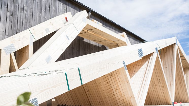 Derome tar hjälp av projektet Tillverka i Trä och Högskolan Väst för att utveckla tekniken kring tillverkning av takstolar. Bild: Derome