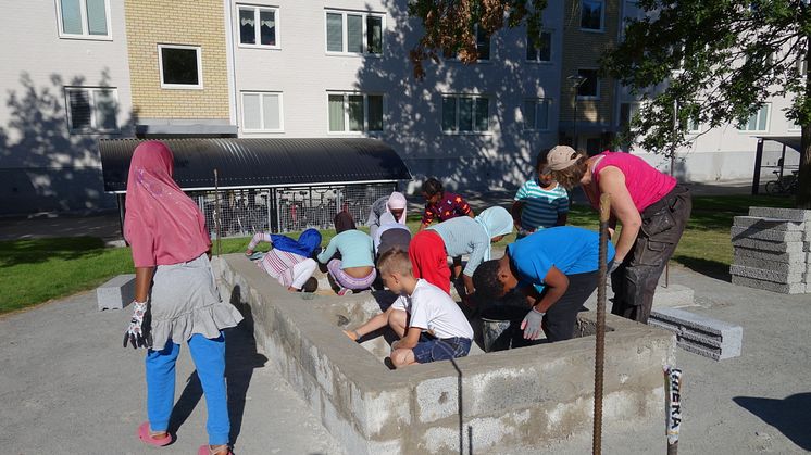 Barn är med och förnyar utemiljön - bygger Vindarnas labyrint