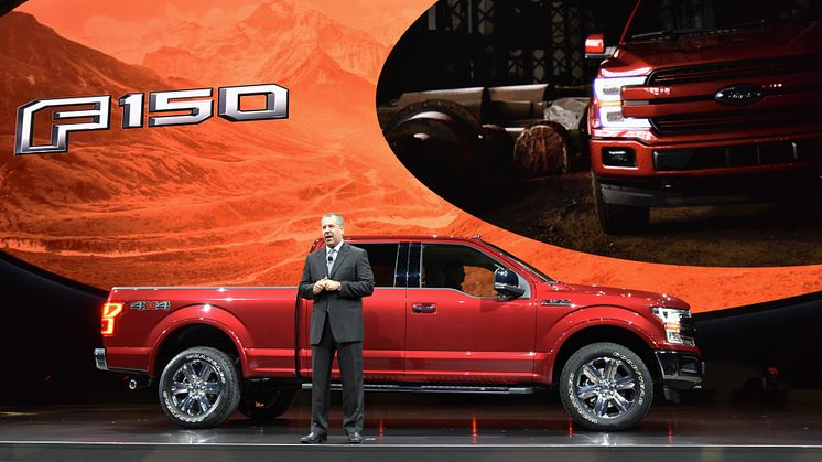 USA's MEST SOLGTE BIL BLIR NY: Her introduserer Fords toppsjef på det amerikanske markedet, Joe Hinrichs, nye Ford F-150 på NAIAS.