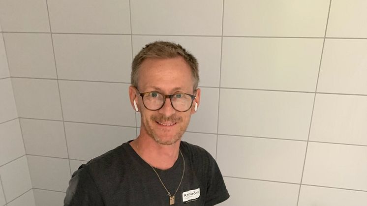 Niclas Nyström Adman, plattsättare hos Karlströms Golv i Visby, har gått kursen Keramikteknik online och tyckte det funkade bra.