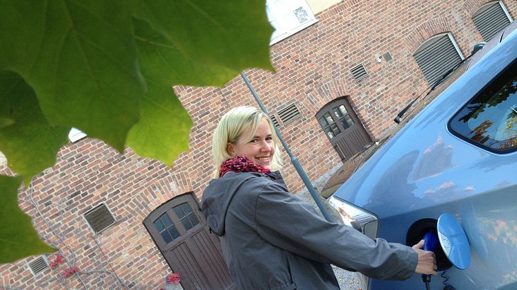 Studenten Johanna Johansson laddar sin bil med el.