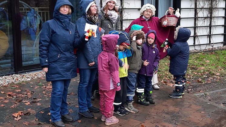 Vorschulkinder der Kita "Am Wasserturm" überbringen mit Frau Holle eine Spende für das Kinderhospiz