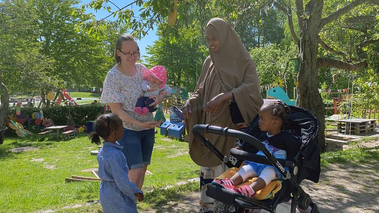 Adrienn och Ubah är på plats tidigt för att inte missa sång- och rytmikstunden. Båda tycker att öppna förskolan är viktig för integration och språkträning.