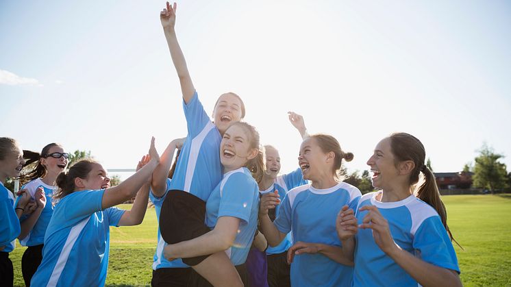 Craft & Always vill få fler unga tjejer att fortsätta idrotta genom kampanjen #LikeAGirl