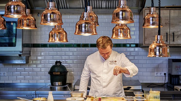 Hayingen: Koch Simon Tress bereitet Essen zu im Bio-Hotel-Restaurant ROSE 
