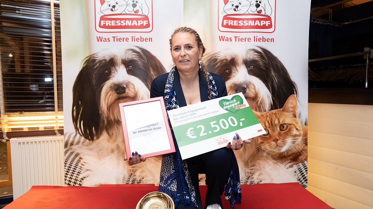 Renate Riedel von Schutzengeldorf der Behinderten Katzen erhält den goldenen Fressnapf 