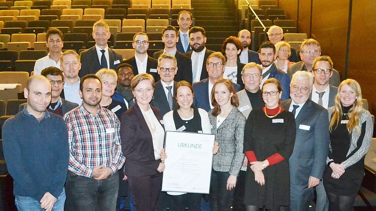 Studierende, VertreterInnen von Partnerunternehmen, Henrike Tyll, Karmen Strahonja, Wolfgang Dittmann, Dr. Mareike Martini, Bgm. Michael Grötsch, Raymond Fojkar. Foto: Motzko