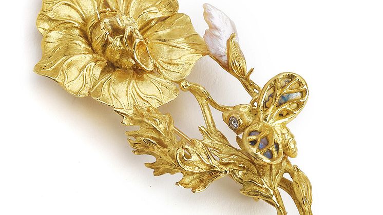 Arje Griegst- Opal-, perle og diamantbroche i form af blomst af 20 kt. guld prydet med cabochonslebet opal, flodperle og brillantslebne diamanter