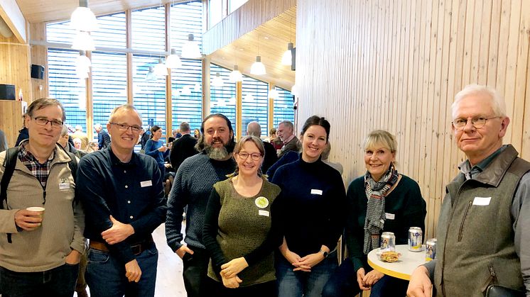 Henrik Smith, Lunds universitet; Thorsten Rahbek Pedersen, Jordbruksverket; Lotta Fabricius, Pollinera Sverige; Les Eccles, Ontario beekeepers; Barbara Locke och Eva Forsgren, Sveriges lantbruksuniversitet och Magnus Gröntoft, Jordbruksverket. 