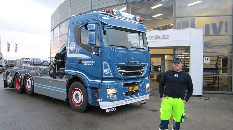 På billedet ses chauffør Per Kim Pedersen foran sin nye IVECO Stralis.