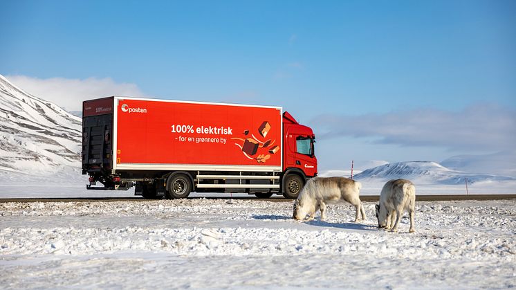 HARDFØR: El-lastebilen fra Scania har vist seg å være nesten like hardfør som Svalbardreinen. 30 minusgrader og mye vind har ikke vært noe problem for Posten og Bring i Longyearbyen. ALLE FOTO: Tore Hole Oksnes/Posten