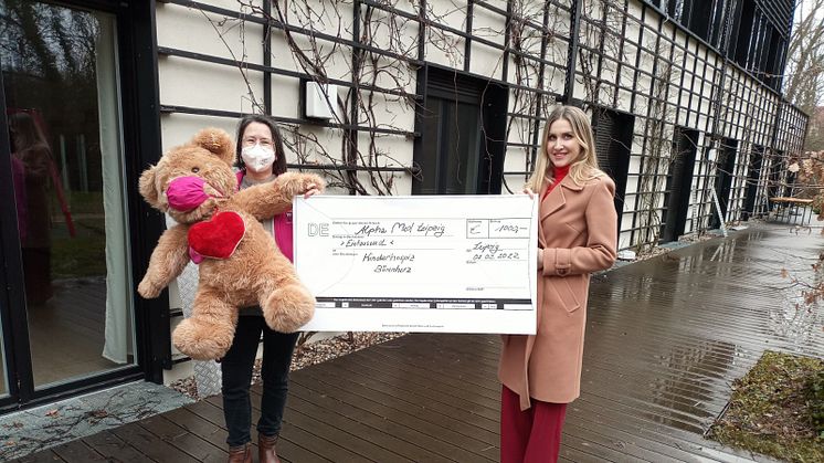 Kerstin Stadler ( Bärenherz) und Maria Zubatova (Alpha Med ) vor dem Kinderhospiz Bärenherz