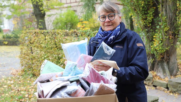 Freude über die großzügige Spende des Zonta Clubs aus Hanau: Christel Diebel hat das Paket mit 700 Alltagsmasken in Empfang genommen.