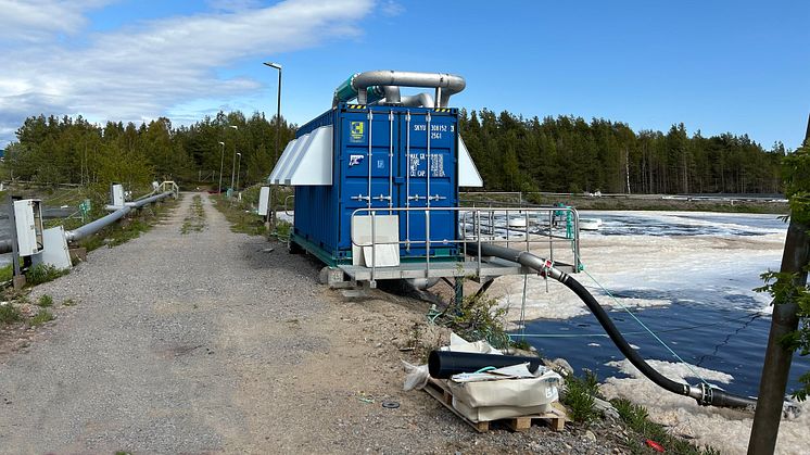 Blåsmaskiner i vattenreningscontainern syresätter avloppsvattnet för att bakterierna som äter kväve och fosfor ska trivas. Bild: Atek