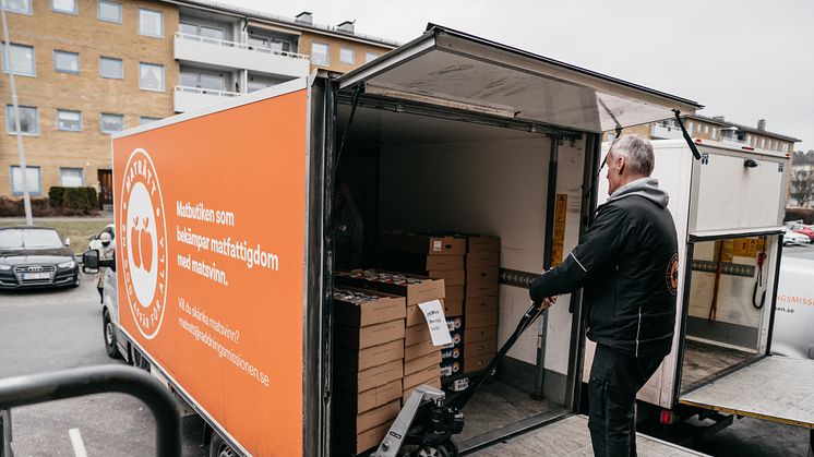 MatRätts chaufför Tomas lastar av varor