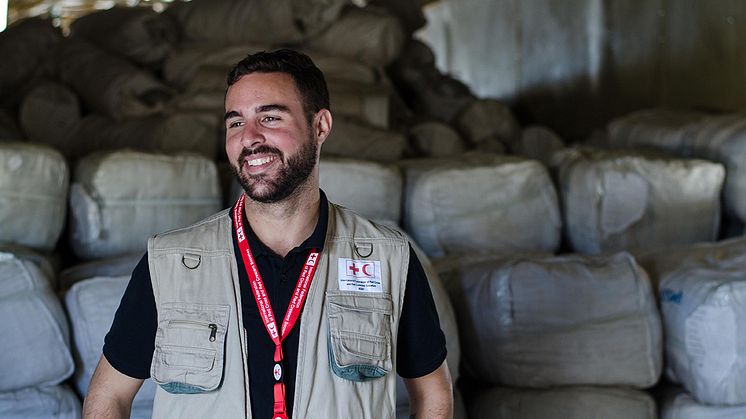 Årets alumn Jamie LeSueur, 33, är en av tre globala chefer för katastrofinsatser vid Internationella rödakors- och rödahalvmånefederationen. Han kommer ursprungligen från Kanada men har just nu sin bas i Turkiet. Foto: Corrie Butler/IFRC