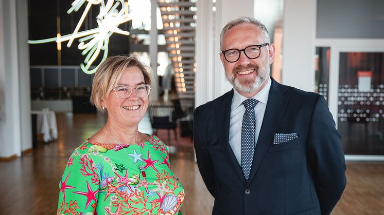 Varmt välkomna, säger Lotta Håkansson, förbundsordförande för Reumatikerförbundet, och Jon Thorkell Einarsson, ordförande, Svensk Reumatologisk Förening (SRF).