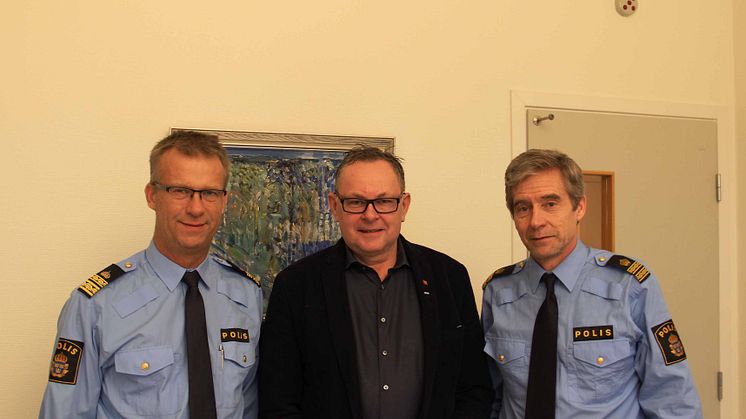 Gert Jonnson tillsammans med representanter från polisen.