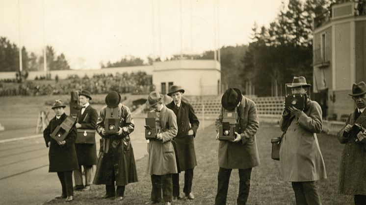 Pressfotografer vid ett idrottsevenemang på Slottsskogsvallen. 