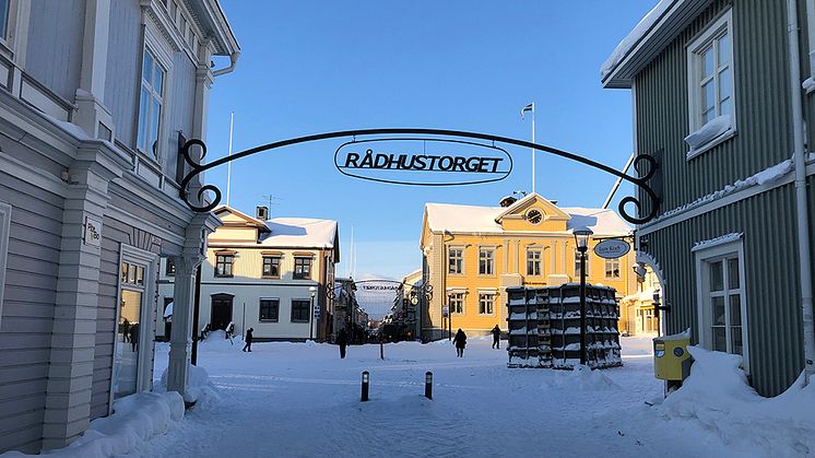 Gående och torgets innehåll har företräde på Rådhustorget som öppnat för gåfart. Foto: Ann-Sofie Boman