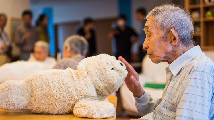 ​Nu öppnar utställningen Kaigo Robotto – robotar i japansk äldrevård