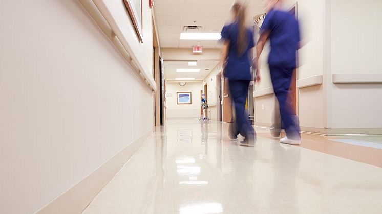Vårdpersonal går i sjukhuskorridor 