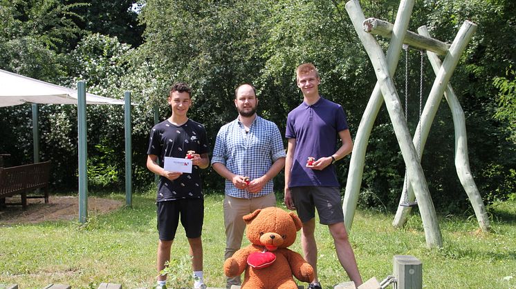 Lars Krökel (Mitte) kam mit Oscar und Laurin zur Spendenübergabe ins Kinderhospiz