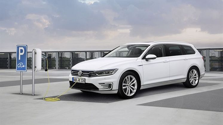 Volkswagens nya laddhybrid Passat GTE utsedd till “Årets smartaste bil”