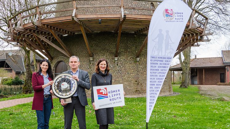 Bei der Übergabe des Rades: Beate Pauls, Wirtschaftsförderung der Gemeinde Sonsbeck, Willi Tenhagen (Erster allgemeiner Vertreter des Bürgermeisters der Gemeinde Sonsbeck), Pia Zimmermann (Projektleitung Römer-Lippe-Route, Ruhr Tourismus GmbH)