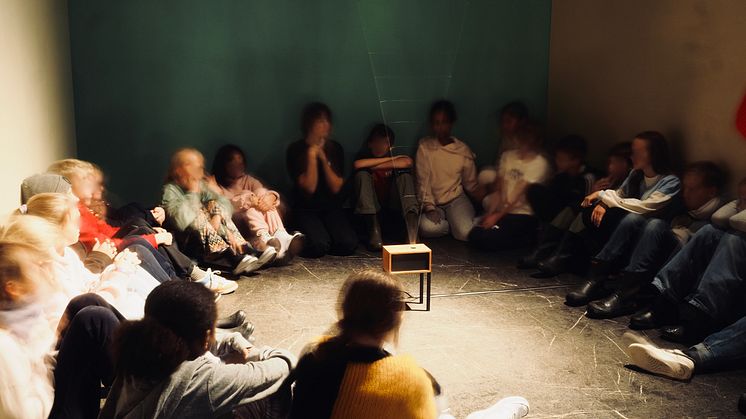 Kunstformidler Ida Frisch i samtale med skoleklasse fra Skøyen skole. Verket på bildet er Life Forces (2020) av Oda Bremnes. Foto: Jannik Abel.