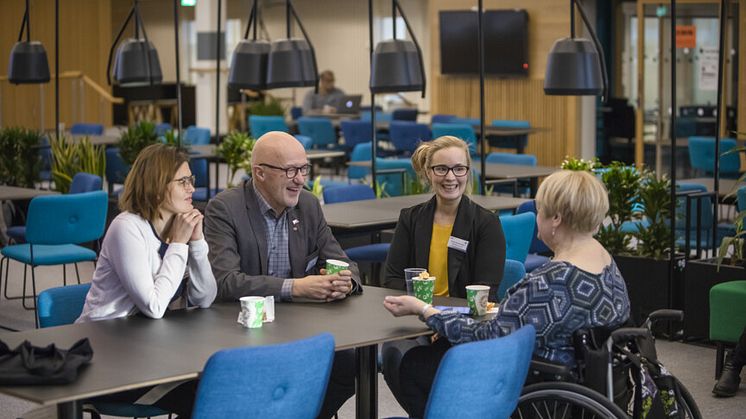 A new study show that workplaces with more opportunities for forming social ties to higher-educated co-workers raises the likelihood of upward wage mobility. Photo: Mattias Pettersson.