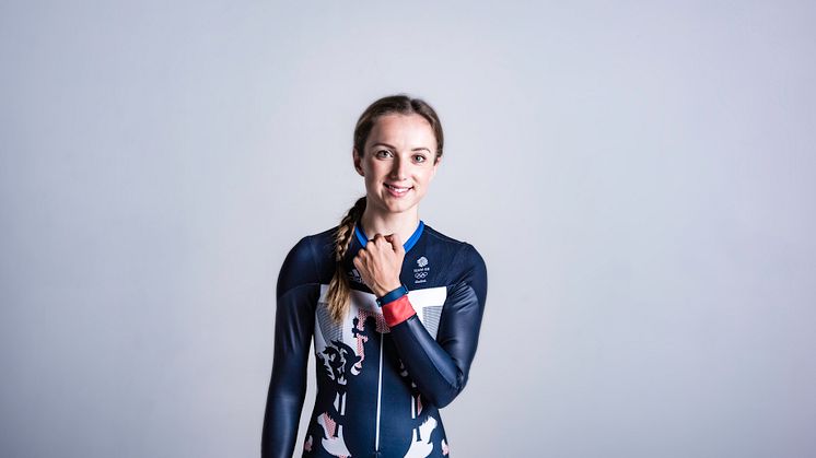 Wielrenster Elinor Barker met de Team GB Payment band