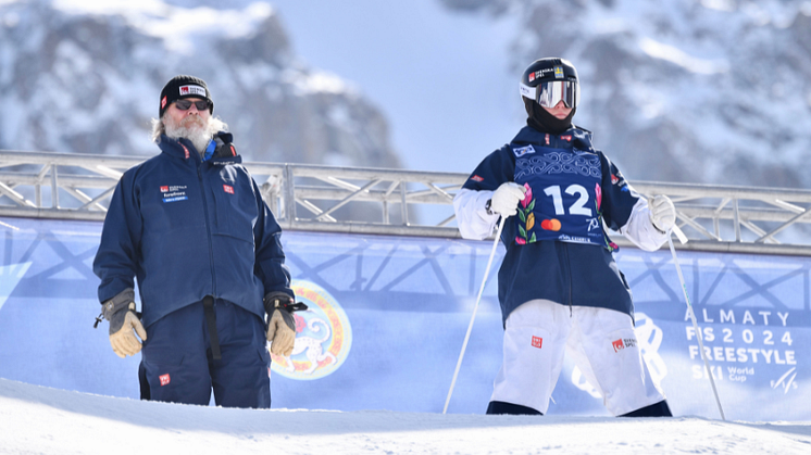 Rasmus Stegfeldt på start tillsammans med tränaren Lasse Fahlén Foto: FIS.