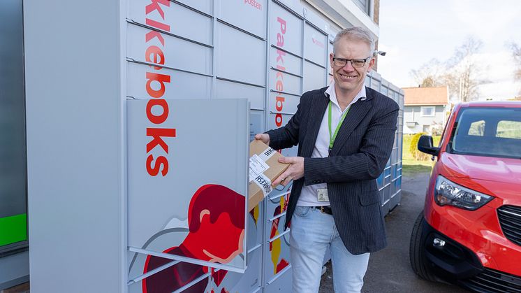 NUMMER 2.000: Distriktssjef Ronny Karlsen fikk æren av å åpne og hente den aller første pakken fra Pakkeboks nummer 2.000, som er plassert på Hjemseng på Nøtterøy. Foto: Posten