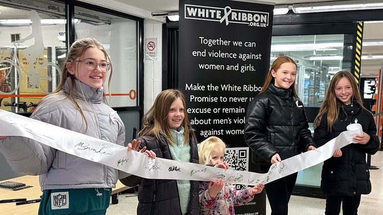 Passengers making the White Ribbon Promise at Birmingham Snow Hill station on Saturday 25 November