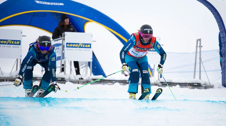 Världsettan Anna Holmlund jagas av den unge Erik Mobärg vid träning på Idre Fjäll. I januari satsar de båda på ädla valörer men i olika klasser vid SM i Bollnäs. Foto: William Falk.