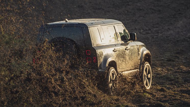 Behind the scenes image of the New Land Rover Defender featured in No Time To Die _03