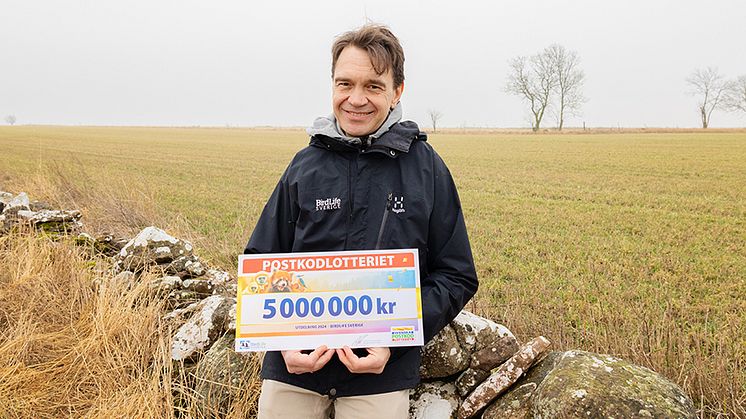 Niclas Lignell, fågelskyddssamordnare på BirdLife Sverige, med årets tilldelade stöd på 5 miljoner kronor.