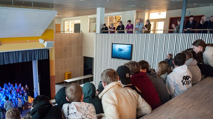 Fra den offisielle åpningen av skolen, barnekoret til venstre, verket Aedes Aegypti av Pedro Neves Marques til høyre.