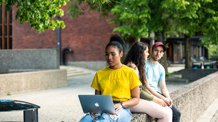 Illustrasjonsbilde: Vennskap er viktig for tilhørighet, trivsel og mestring av studentlivet. Foto: Svein Finneide.