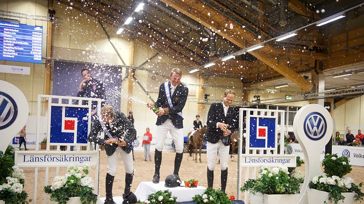 Vinnaren Peder Fredricson bjuder sina motståndare på en champagnedusch. Foto: Haide Westring