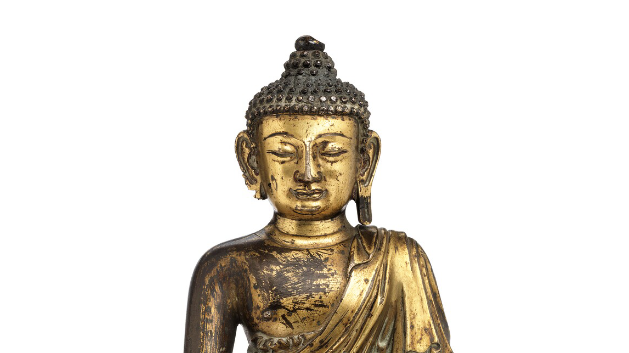 Buddha siddende på lotustrone. Kangxi 1662-1722. Vægt 5920 gr. H. 27 cm. 