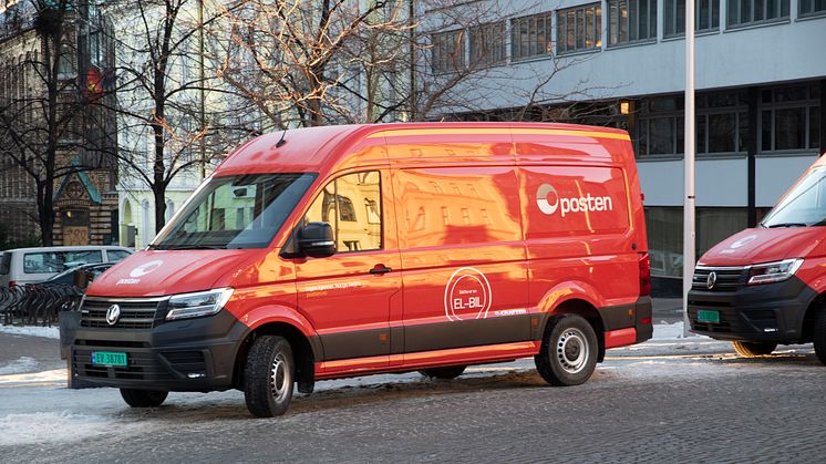 Disse elektriske varebilene fra Posten blir å se i juletrafikken i Oslo. 