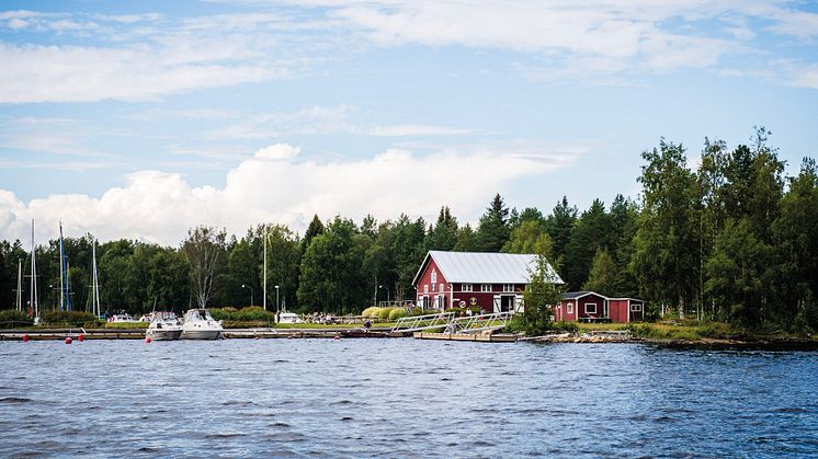 Populära Furuögrunds hamncafé lockar många besökare under sommarhalvåret. Foto: Visit Skellefteå