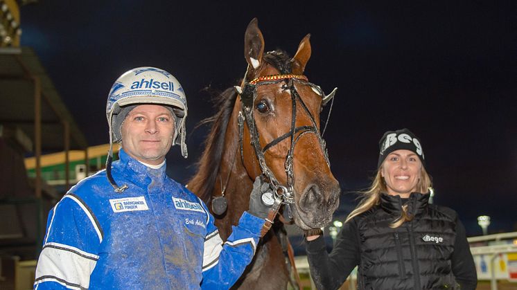 Dragster tillsammans med Erik Adielsson som kört hästen i de senaste starterna och Erika Karlsson. Foto: Mikael Rosenquist, MiRo Media.