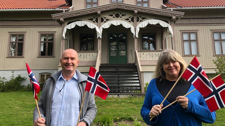 - Del dine 17. mai-minner med museet, oppfordrer Sven Inge Sunde og Mona Pedersen i Anno - Museene i Hedmark, her utenfor Kvinnemuseet i Kongsvinger. (Foto: Mona Holm/Anno)